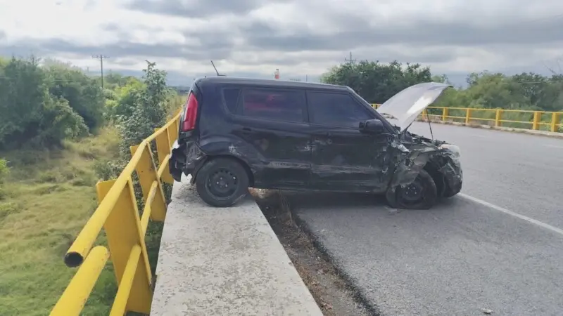 Provoca accidente al tratar de entrar a un ejido