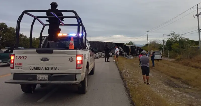 Bloqueada Carretera Federal 180 por volcadura