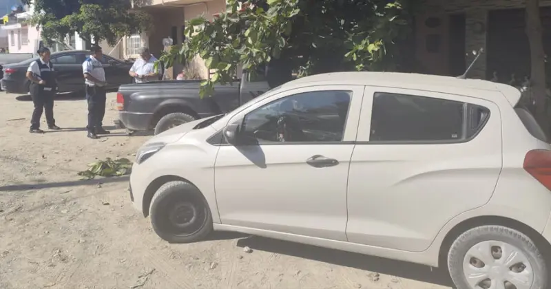 Se siente mal y choca con una casa y un carro