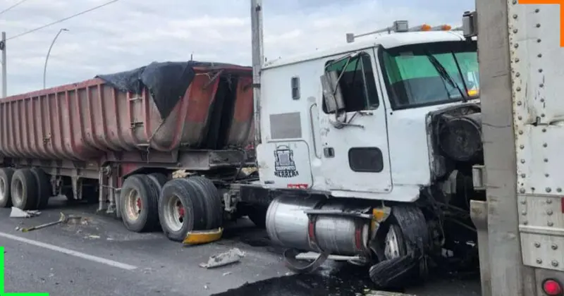 Provoca caos vial choque de tráilers en libramiento Monterrey-Reynosa