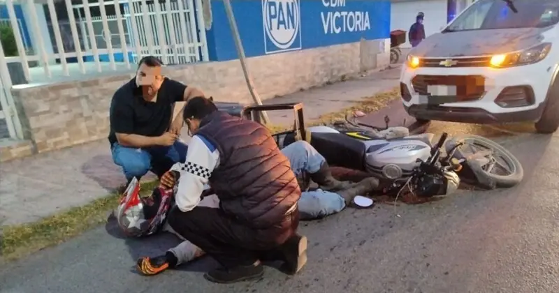 Conductor se lleva de encuentro a motociclista