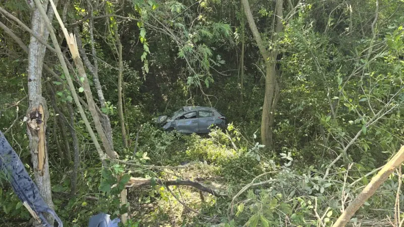 Pierde control del automóvil y cae en barranco