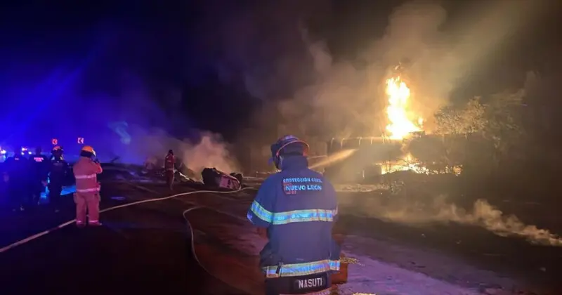 Se incendia pipa en la Carretera Nacional; una persona pierde la vida
