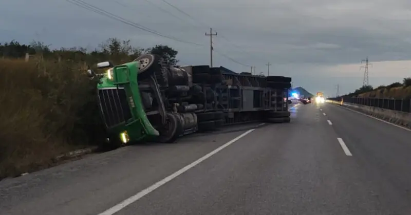 Vuelca tráiler cerca de Mainero, Tamaulipas