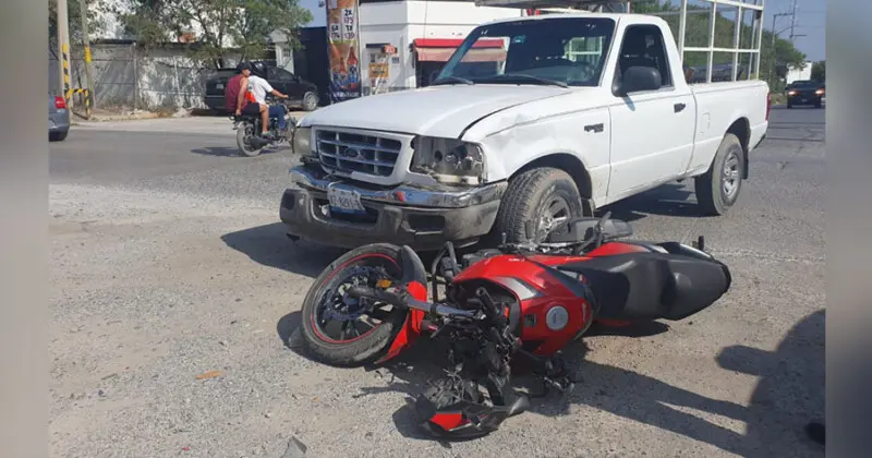 Lesionan a motociclista en el eje vial