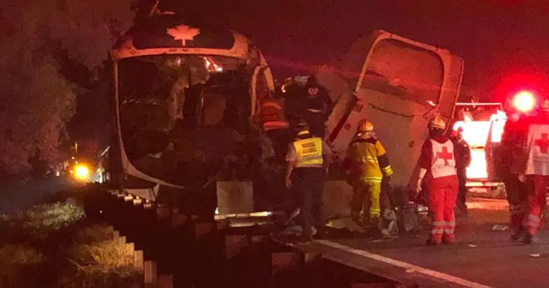 Trailero dormita y choca de frente con autobús, fallece un pasajero