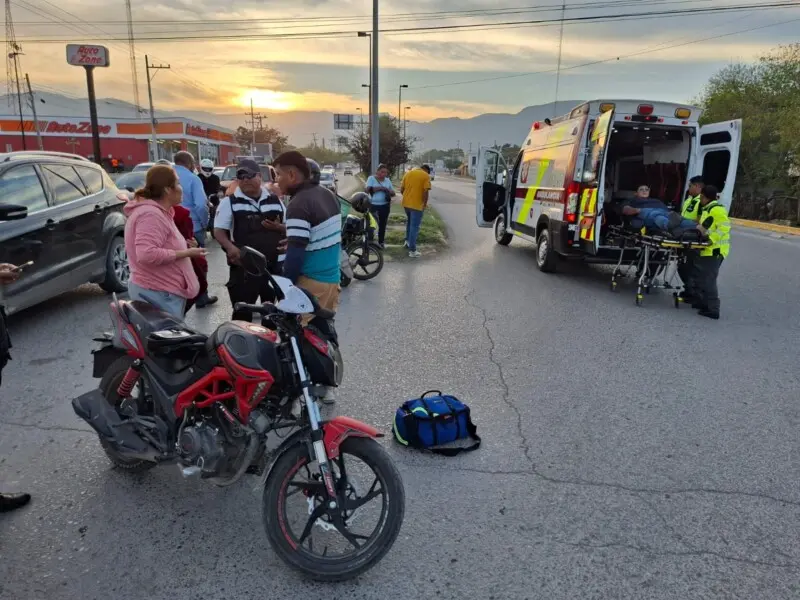 Embisten a madre e hijo que iban en motocicleta