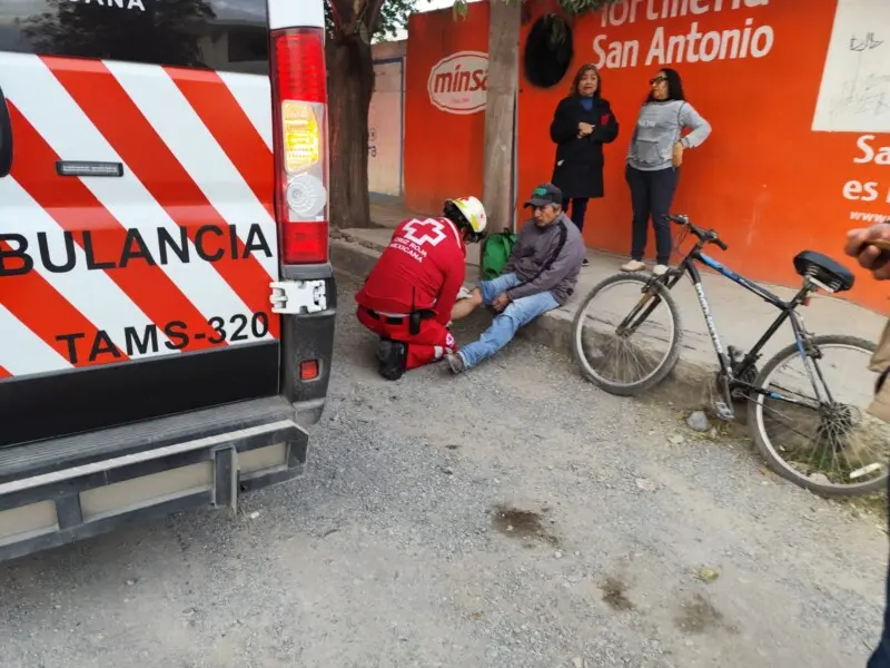 Conductora arrolla a ciclista
