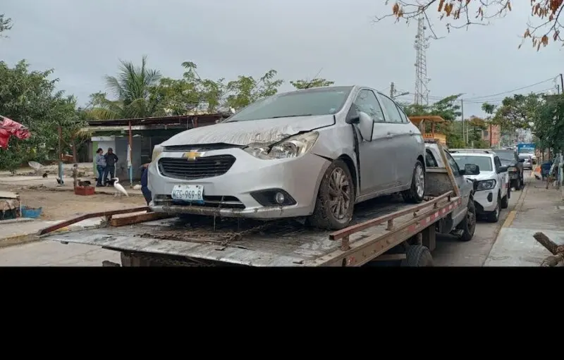 Cae auto a laguna