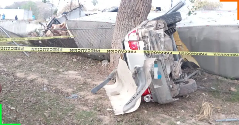 Tráiler choca y arrastra un vehículo; mueren dos