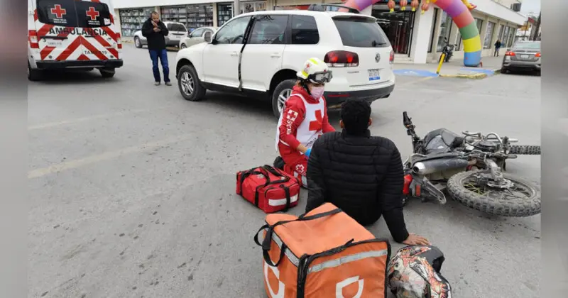 Omite alto y lesiona a repartidor de DiDi