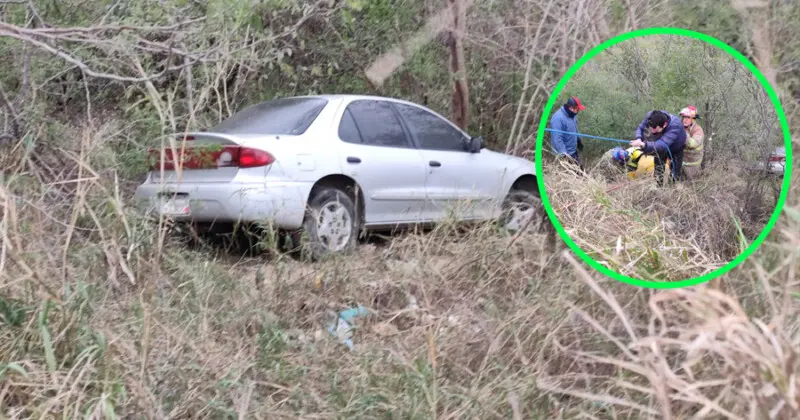 Caen en un barranco con todo y coche