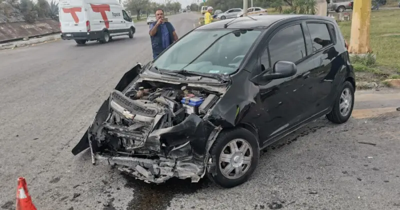 Choque con volcadura deja cinco lesionados