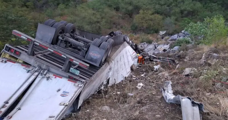 Trailero cae a un voladero