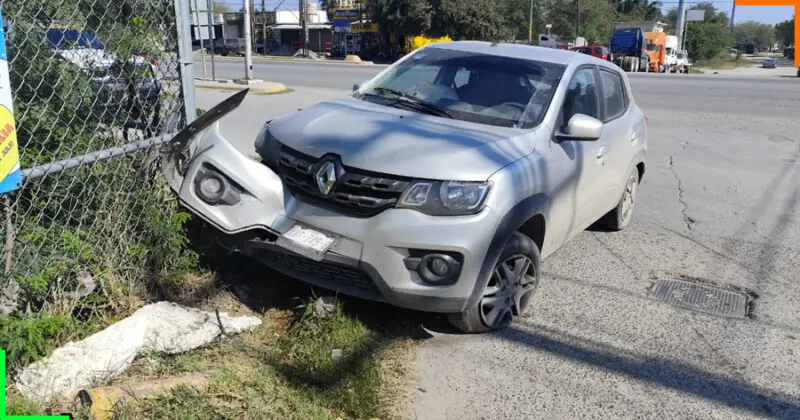 La hacen perder el control y choca con una cerca
