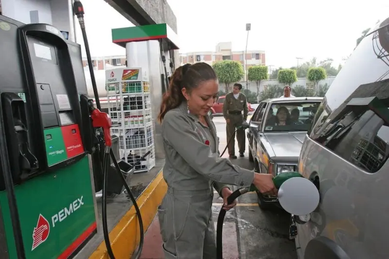 Llaman gasolineros a analizar tope al precio del combustible