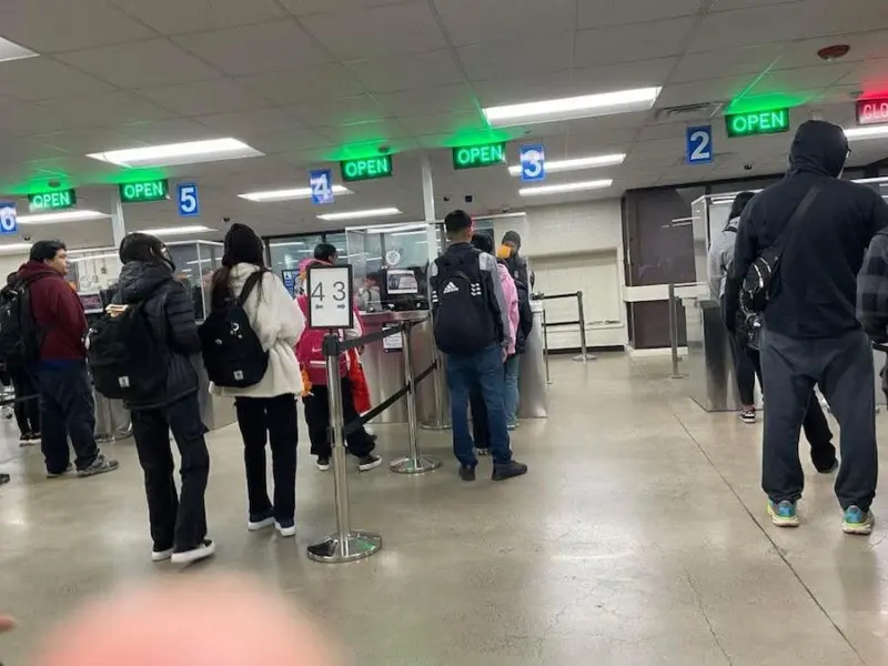 Otra larga fila … la peatonal