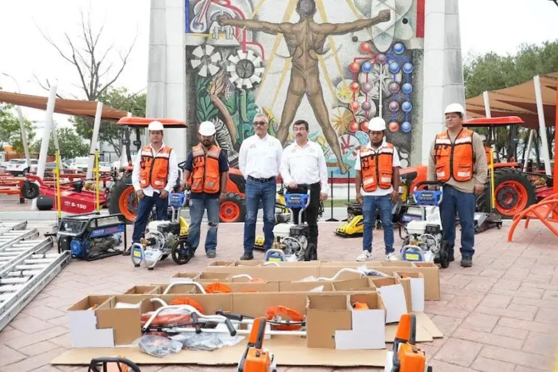 Entrega Rector equipo para el mantenimiento de los campus