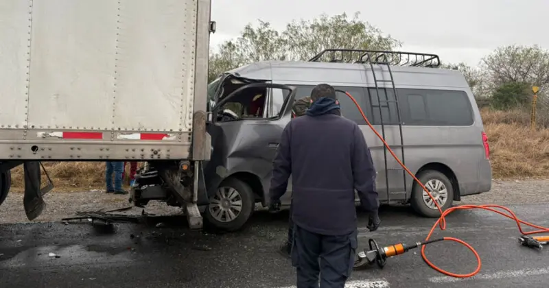 Se estrella camioneta contra un tráiler