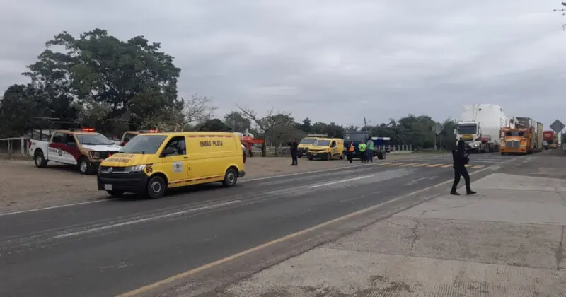 Circulación lenta en la Tampico-Mante por traslado de reactores