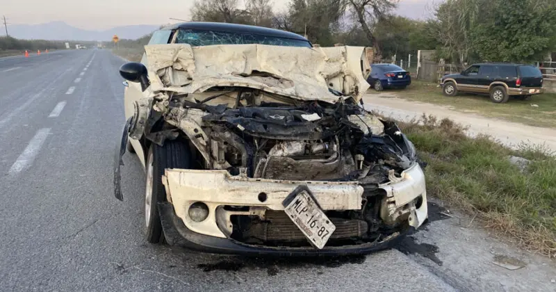 Se duerme al volante y provoca aparatoso choque