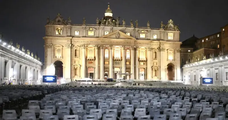 Rezan en la plaza de San Pedro por la salud del papa Francisco
