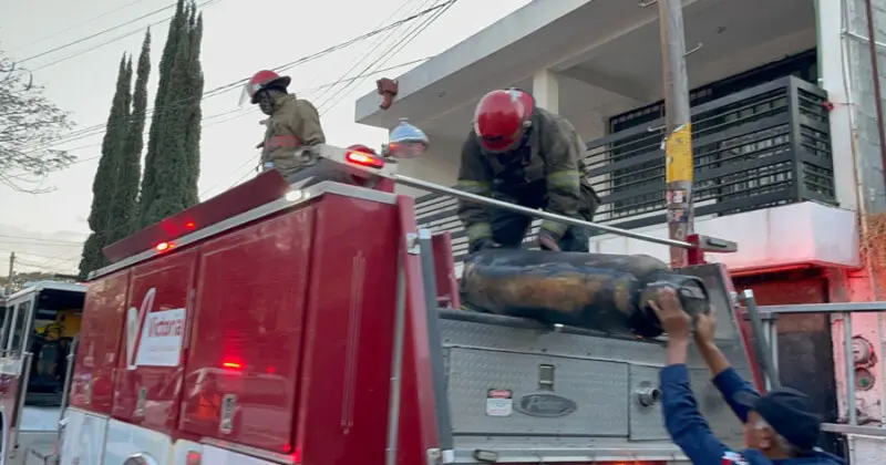 Explota tanque de gas, dos Bomberos resultan heridos