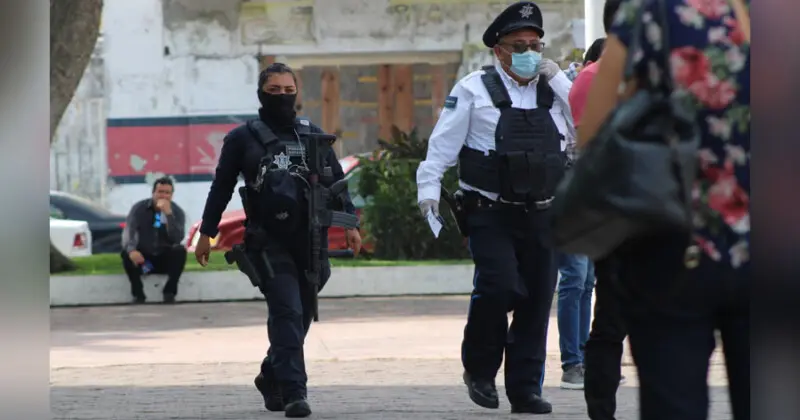 Mujeres levantan la mano para ser Guardias Estatales