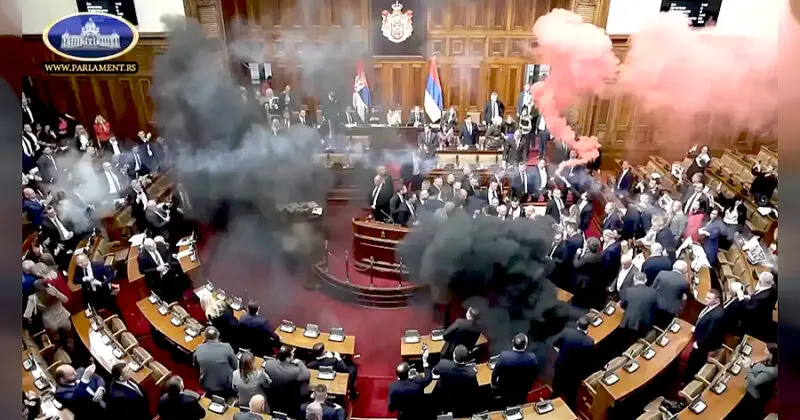 Bombas Humo Parlamento Serbia