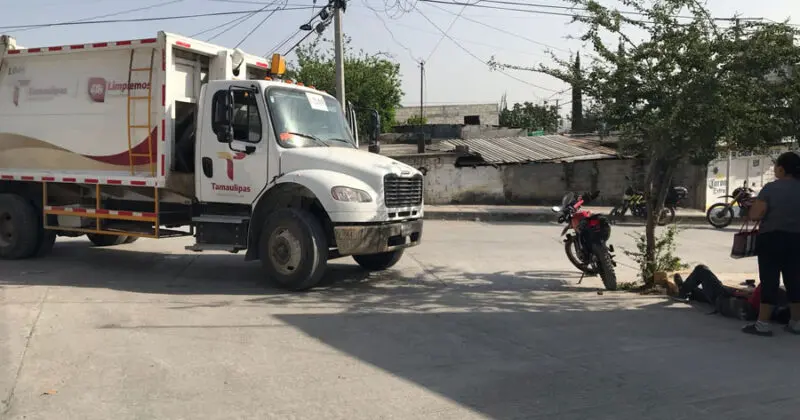 Motociclista choca con camión de la basura