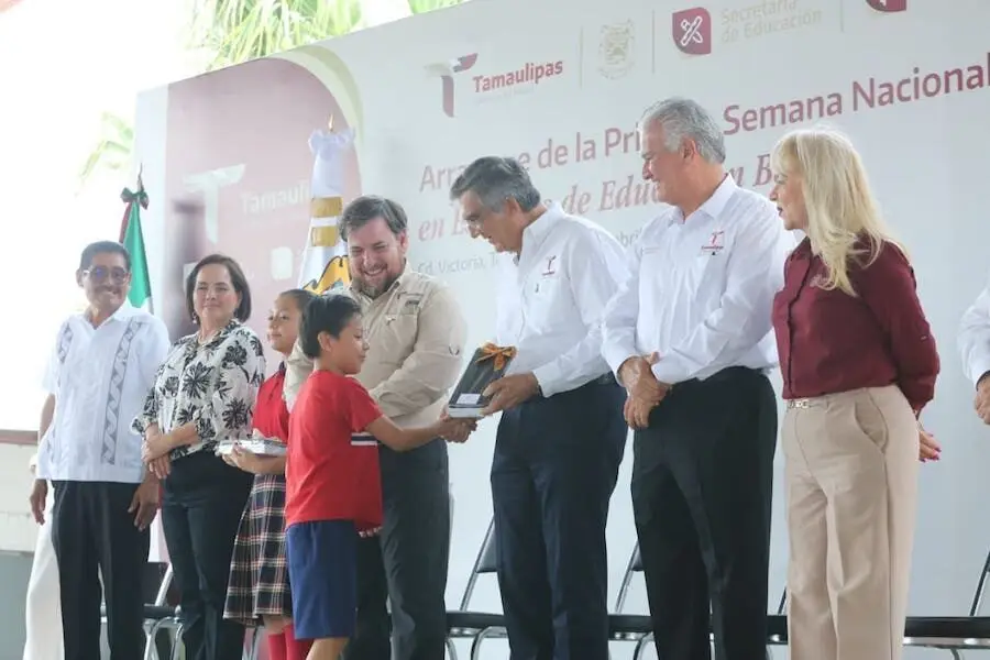 Da Américo tabletas a estudiantes