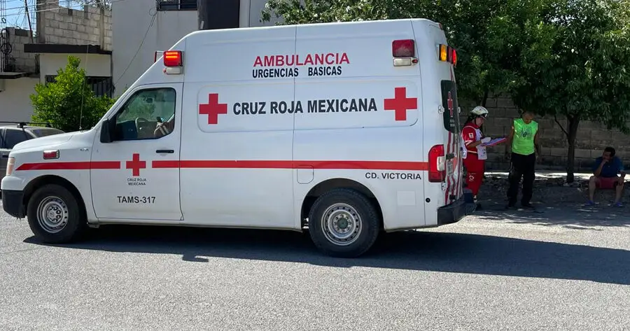 Camioneta le cae encima a mecánico