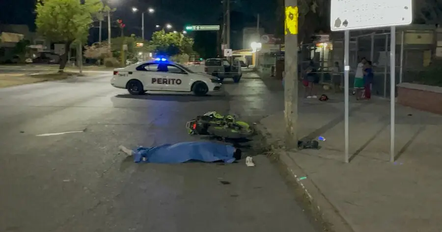Muere motociclista tras estrellarse con poste