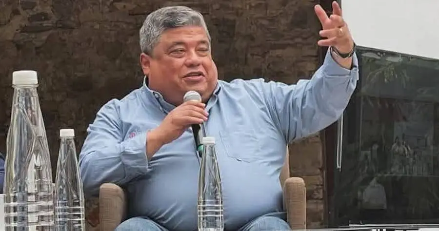Expulsan chatarra, pero ambulantes la rescatan