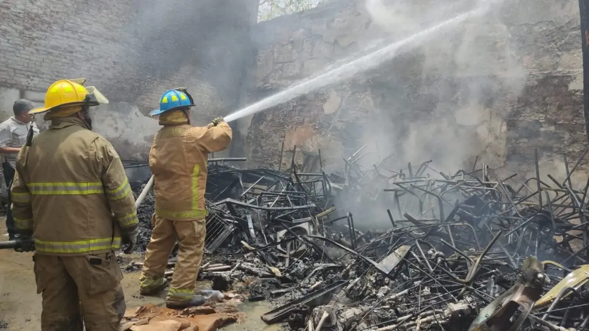 Bomberos sofocan incendio