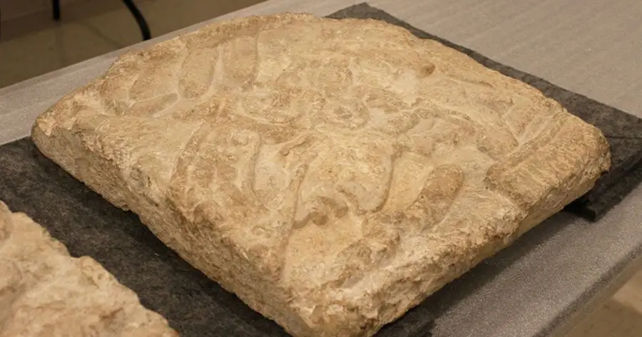 EU entrega fragmento de panel maya a México