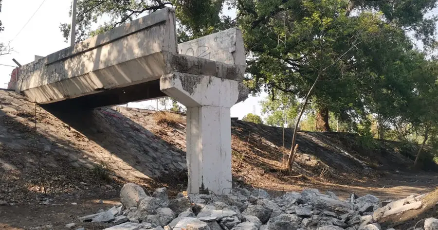 Tumban tramo del puente peatonal del 13 Praxedis
