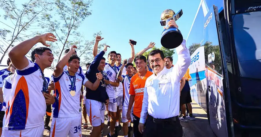 Recibe Rector al Corre Campeón
